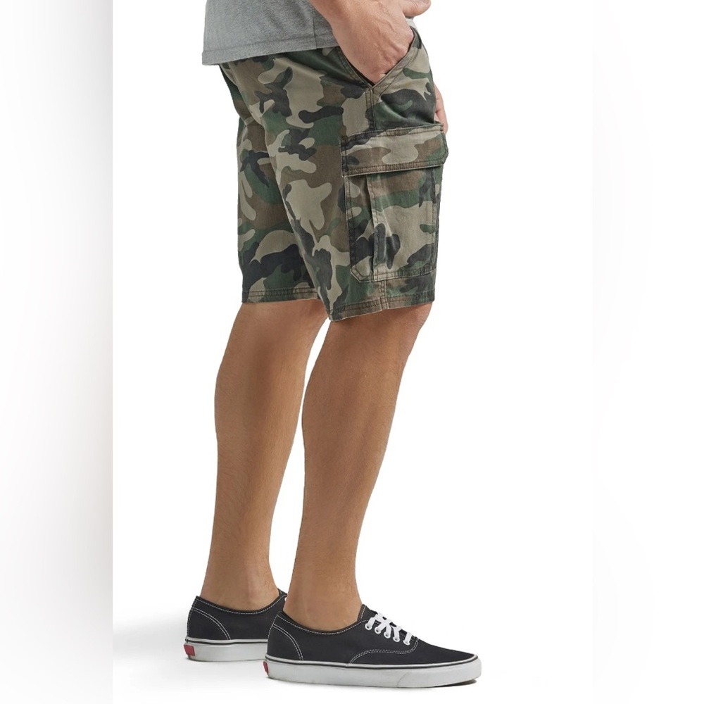 NEW Wrangler Cargo Shorts CAMO  Men's 44 *SOLD OUT SIZE IN STORE